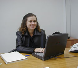 Foto da Paula no escritório da Acesso Direto